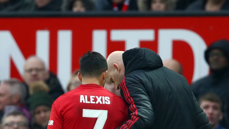 Alexis Sanchez appeared to injure his right hamstring against Reading