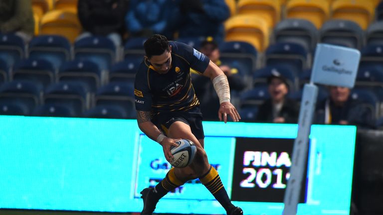 Bryce Heem scoring for Worcester Warriors at Sixways