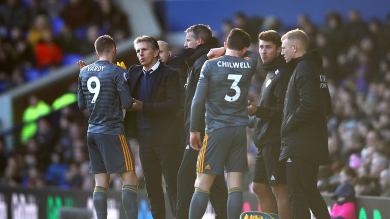 Claude Puel gives instructions to Jamie Vardy during Everton vs Leicester 