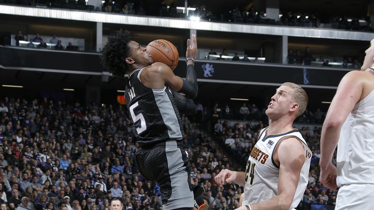 De&#39;Aaron Fox of the Sacramento Kings drives to the basket against the Denver Nuggets