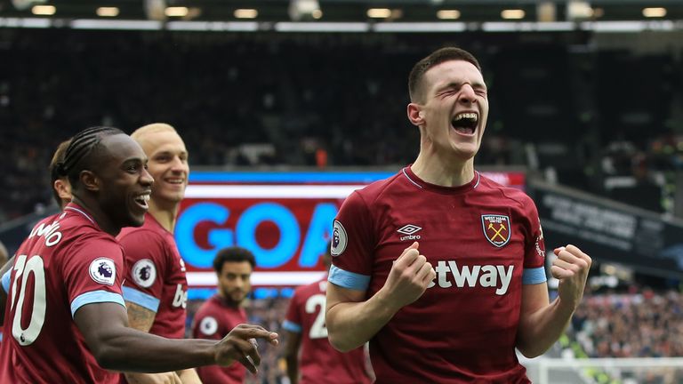 Declan Rice his goal celebrates with team-mates