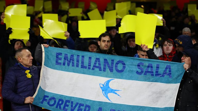 Fans pay tribute to missing striker Emiliano Sala prior to the Premier League match between Arsenal and Cardiff City