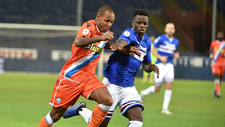 GENOA, ITALY - DECEMBER 04: Everton Luiz of Spal and Ronaldo Vieira of Sampdoria during the Coppa Italia match between UC Sampdoria and Spal at Stadio Luigi Ferraris on December 4, 2018 in Genoa, Italy. (Photo by Paolo Rattini/Getty Images)