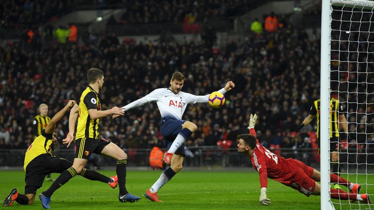 Fernando Llorente misses from close range