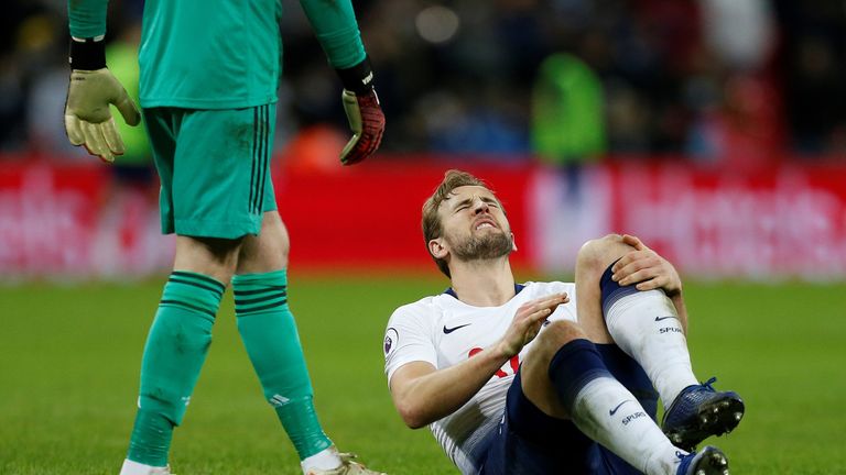 Harry Kane suffers an injury against Manchester United