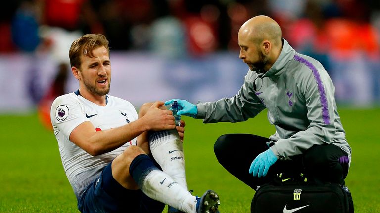 Harry Kane receives medical treatment during Tottenham's game vs Manchester United 