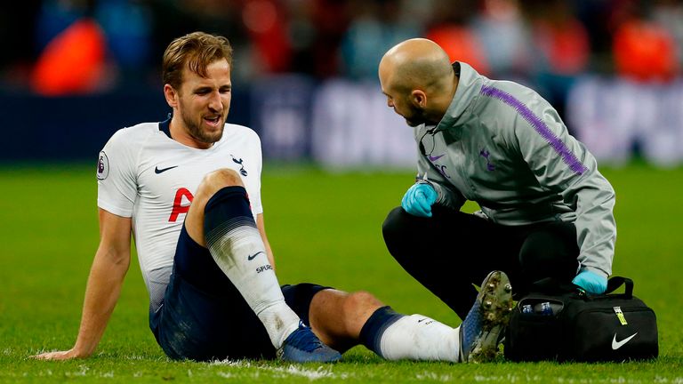 Harry Kane receives medical treatment during Tottenham's game vs Manchester United 