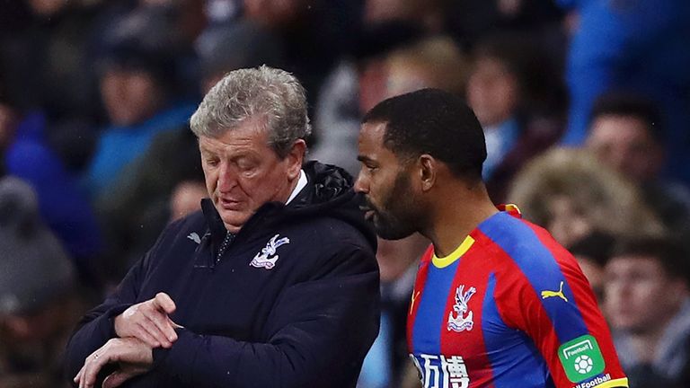 Roy Hodgson, Manager of Crystal Palace speaks to Jason Puncheon of Crystal Palace during the Premier League match between Manchester City and Crystal Palace at Etihad Stadium on December 22, 2018 in Manchester, United Kingdom.