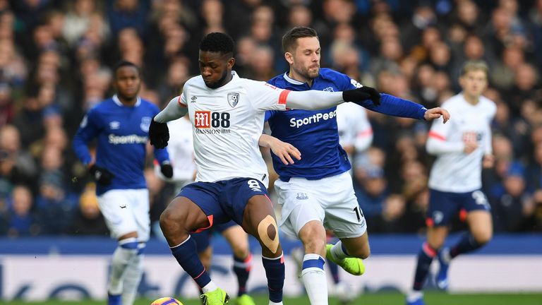 Jefferson Lerma (L) battles with Everton midfielder Gylfi Sigurdsson 