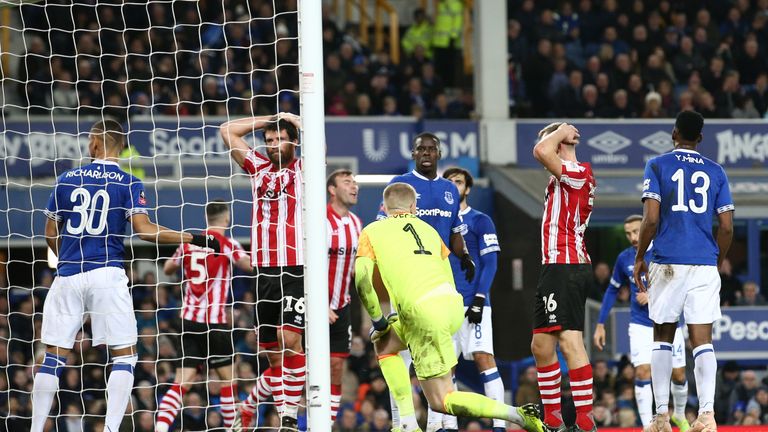 Lincoln see a good late chance go begging as Richarlison heads off the line