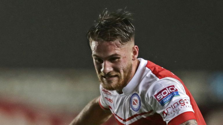 Boca Juniors' Colombian midfielder Edwin Cardona (L) and Argentinos Juniors' midfielder Alexis Mac Allister vie for the ball during their Argentina First Division Superliga football match at Diego Armando Maradona stadium, in Buenos Aires, on September 15, 2018.