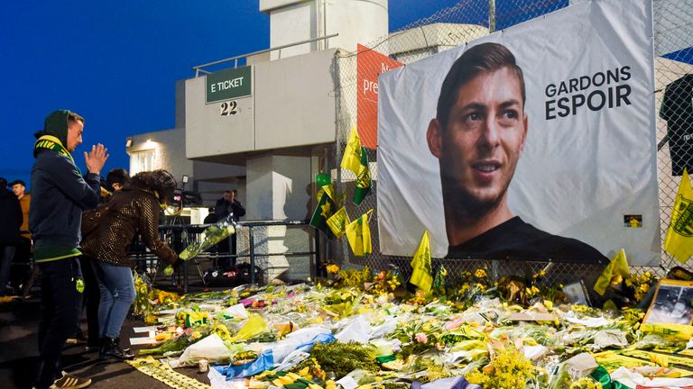 Fans pay tribute to Emiliano Sala at a shrine outside the Stade de la Beaujoire before Nantes&#39; game with Saint-Etienne