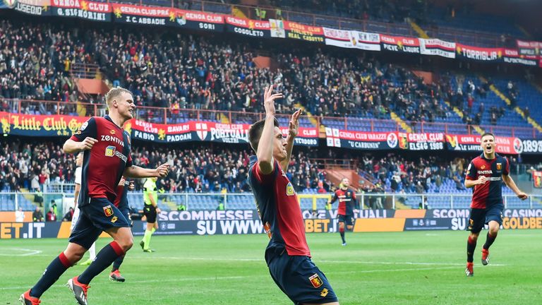 GENOA, ITALY - DECEMBER 22: Krzysztof Piatek of Genoa (center) celebrates after scoring a goal during the Serie A match between Genoa CFC and Atalanta BC at Stadio Luigi Ferraris on December 22, 2018 in Genoa, Italy. (Photo by Paolo Rattini/Getty Images)