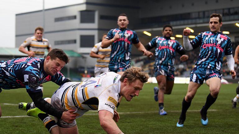 Tom Howe touches down for Worcester during their victory over Stade Francais