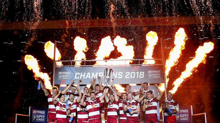 Picture by Alex Whitehead/SWpix.com - 13/10/2018 - Rugby League - Betfred Super League Grand Final - Wigan Warriors vs Warrington Wolves - Old Trafford, Manchester, England - Wigan players celebrate with the trophy.