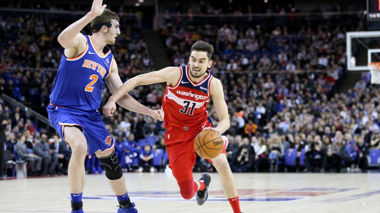 Washington's Tomas Satoransky handles the ball under pressure from Luke Kornet