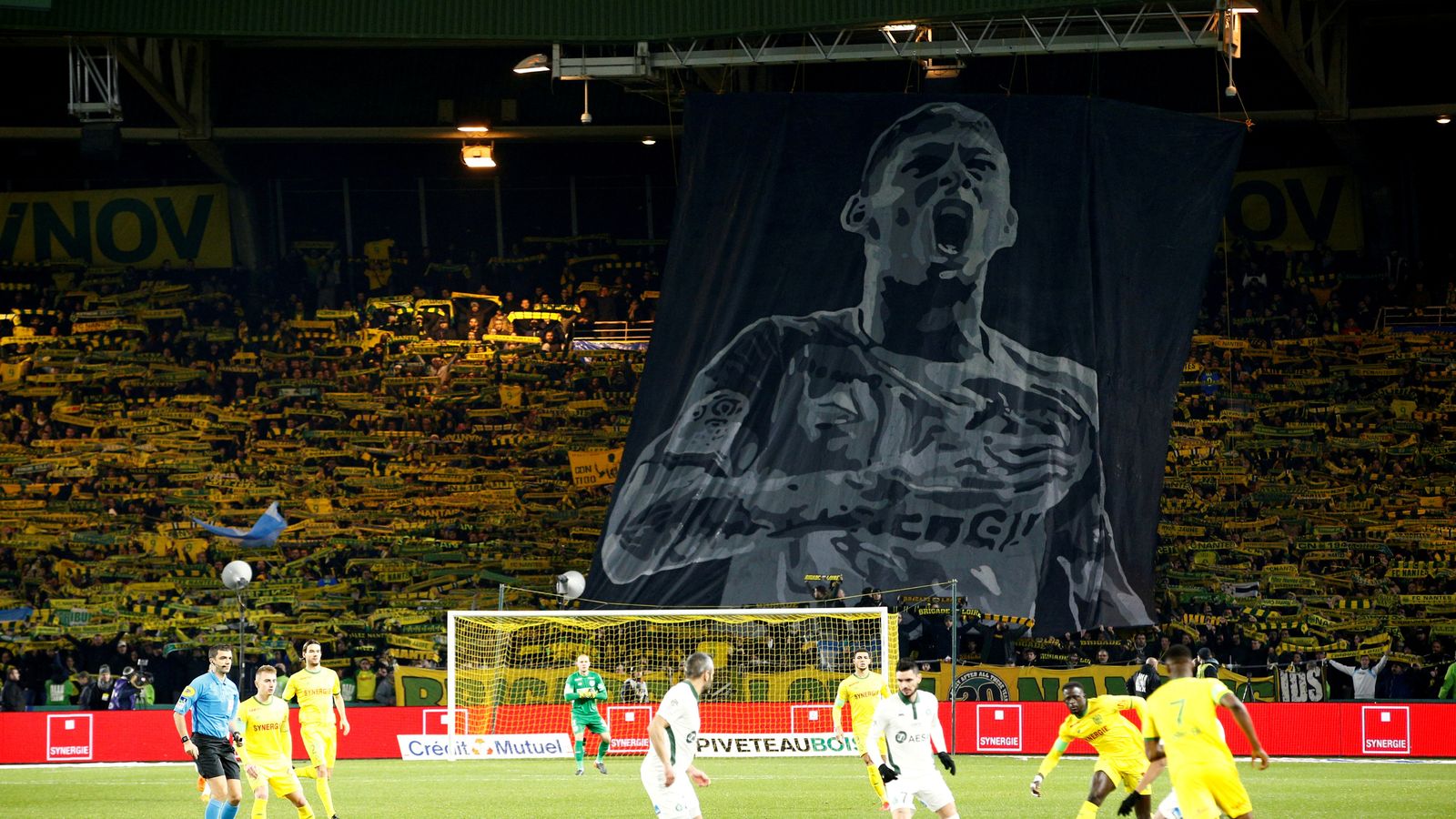 Torcedores do Nantes prestam homenagens a Emiliano Sala - Lance!