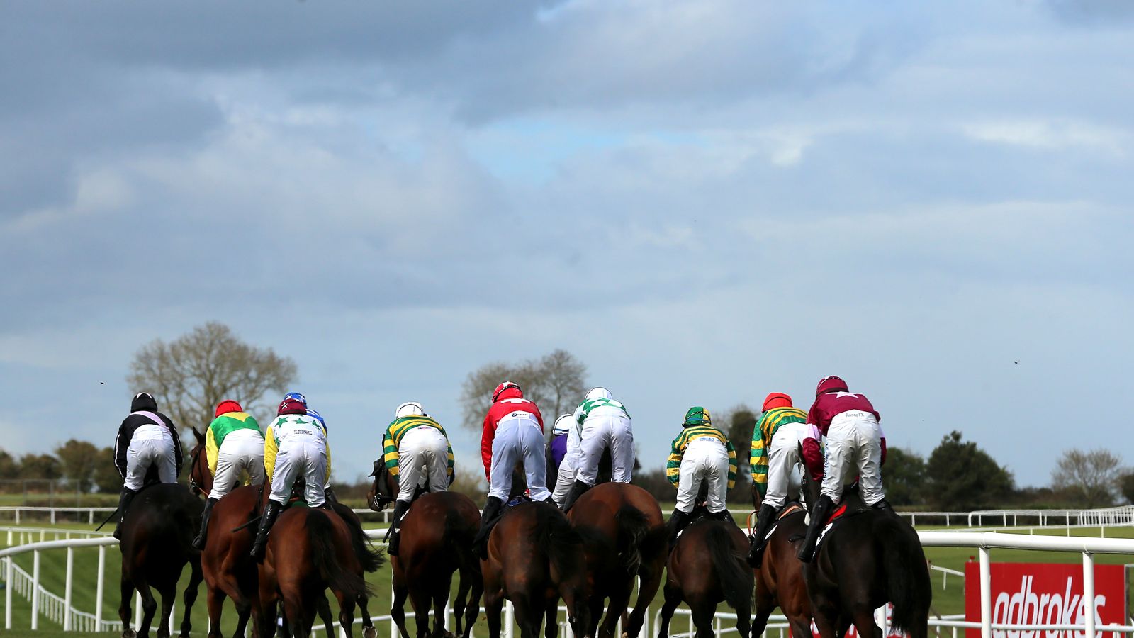 Horse racing to continue in Ireland with new guidelines for trainers