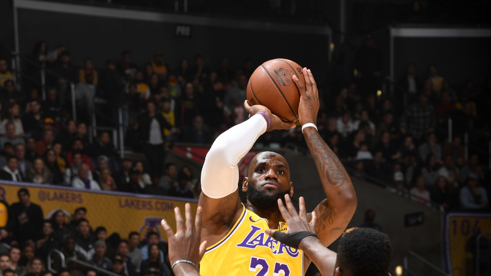 LeBron James scores 29 points as Los Angeles Lakers record comeback win