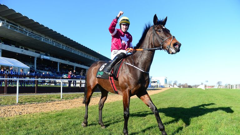 Apple's Jade y Jack Kennedy después de ganar el Irish Champion Hurdle