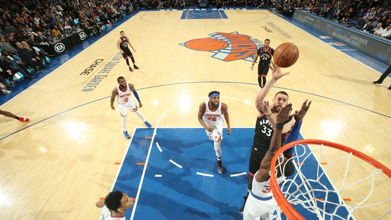 Marc Gasol finishes in the lane against the New York Knicks