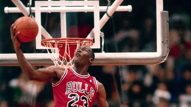 Michael Jordan lanza un atasco de monstruos en el concurso Slam Dunk 1988