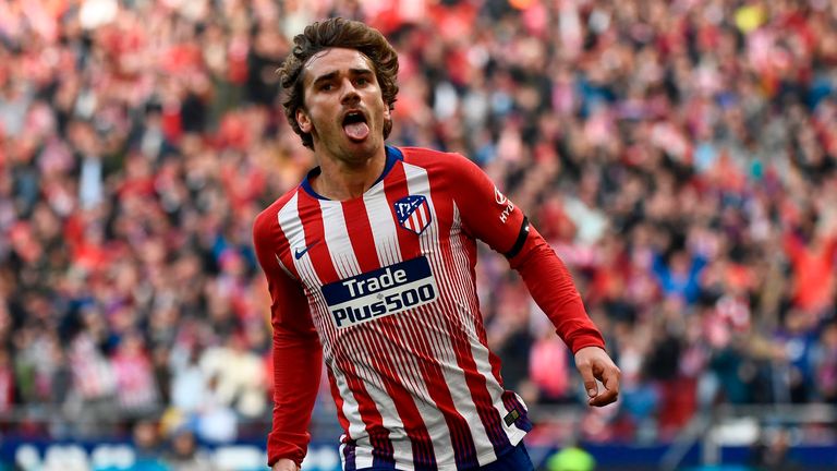 Atletico Madrid&#39;s forward Antoine Griezmann celebrates after scoring against Real Madrid