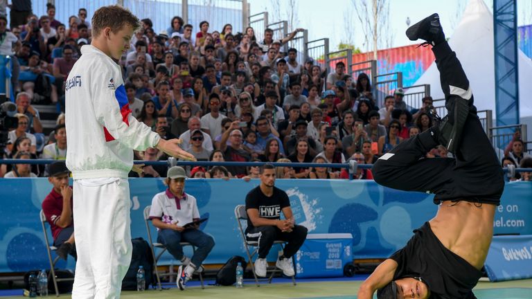 apan's b-boy Shigelix (R) competes against Russia's b-boy Bumblebee during a battle at the Youth Olympic Games in Buenos Aires, Argentina on October 08, 2018. - The Youth Olympic Games in Buenos Aires hosted the world's best youth break dancers to compete for the first ever Olympic medal in the athletic art. (