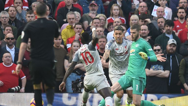 David de Gea manages to clear from Roberto Firmino and Sadio Mane