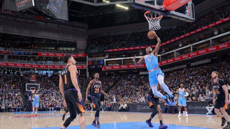 De'Aaron Fox of the Sacramento Kings drives to the basket during the game against the Phoenix Suns