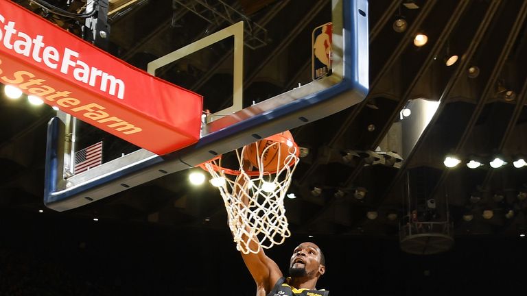 OAKLAND, CA - FEBRUARY 6:  Kevin Durant #35 of the Golden State Warriors dunks the ball against the San Antonio Spurs on February 6, 2019 at ORACLE Arena in Oakland, California. NOTE TO USER: User expressly acknowledges and agrees that, by downloading and or using this photograph, user is consenting to the terms and conditions of Getty Images License Agreement. Mandatory Copyright Notice: Copyright 2019 NBAE (Photo by Noah Graham/NBAE via Getty Images)