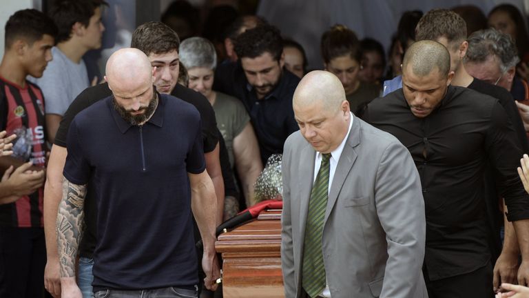 Nantes&#39; French defender Nicolas Pallois (L) and relatives of late Argentine footballer Emiliano Sala carry his coffin during the funeral