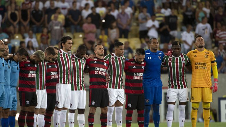 Flamengo and Fluminense players pay tribute to the 10 Flamengo youth players who died in a fire