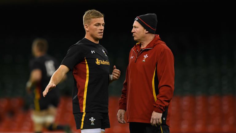 Gareth Anscombe (l) chats to coach Neil Jenkins during Wales training