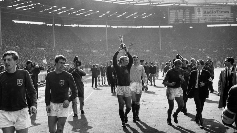 Gordon Banks celebrates England's 1966 World Cup Final win alongside captain Bobby Moore