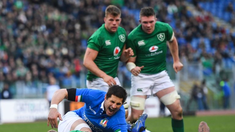 Keith Earls stretches to score his Ireland's third try
