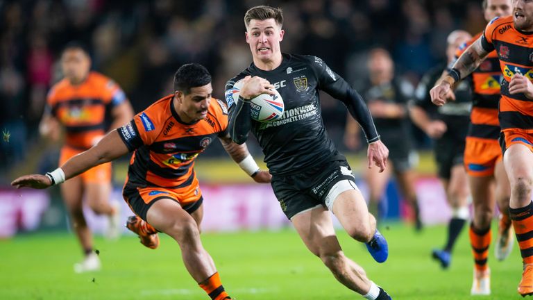 Jamie Shaul outruns Peter Mata'utia in what was a superb individual performance