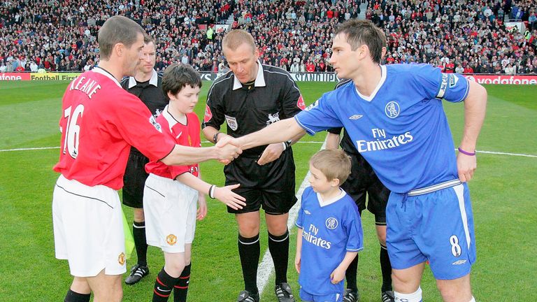 MANCHESTER, ENGLAND - MAY 10:  Roy Keane of Manchester United shakes hands with Frank Lampard of Chelsea at the start of the Barclays Premiership match between Manchester United and Chelsea at Old Trafford on May 10 2005 in Manchester, England. (Photo by John Peters/Manchester United via Getty Images) *** Local Caption *** Roy Keane;Frank Lampard