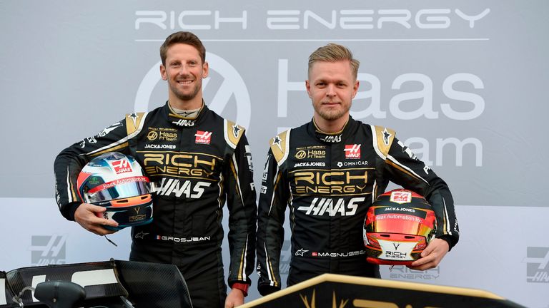   Se cree que los conductores Kevin Magnussen y Romain Grosjean acordaron un recorte salarial