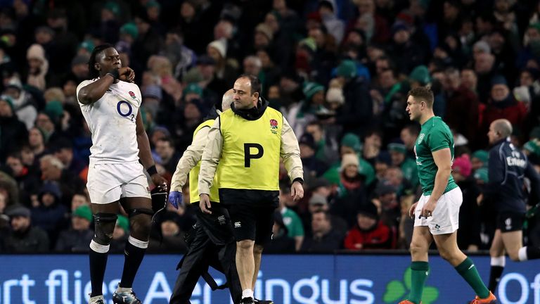 Maro Itoje leaves the pitch with an injury during England&#39;s Six Nations match against Ireland