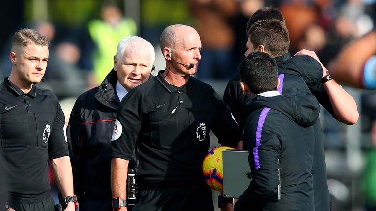 Mauricio Pochettino confronted Mike Dean after Tottenham&#39;s loss at Burnley