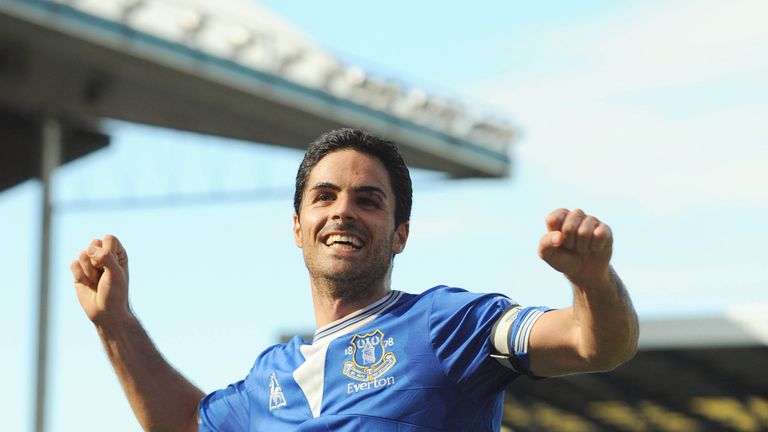 LIVERPOOL, UNITED KINGDOM - APRIL 25: Mikel Arteta of Everton celebrates after scoring the winning goal from the penalty spot during the Barclays Premier League match between Everton and Fulham at Goodison Park on April 25, 2010 in Liverpool, England. (Photo by Clint Hughes/Getty Images)