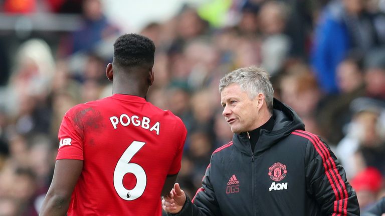 Ole Gunnar Solskjaer talks with Paul Pogba