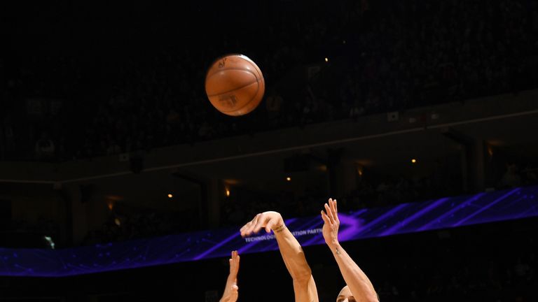  Stephen Curry of the Golden State Warriors handles the ball against the Sacramento Kings