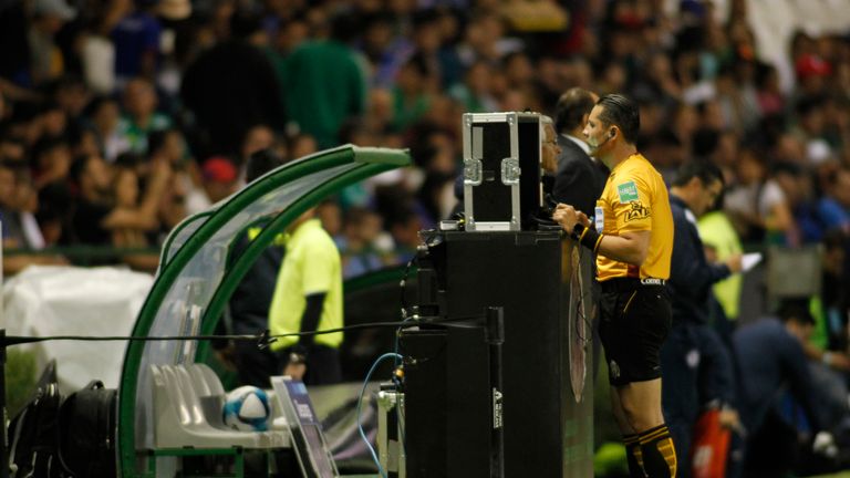 LEON, MEXICO - FEBRUARY 02: Diego Montano referee of the match watch the VAR during the fifth round match Leon and Cruz Azul as part of the Torneo Clausura 2019 Liga MX at Leon Stadium on February 2, 2019 in Leon, Mexico. (Photo by Leopoldo Smith/Getty Images)