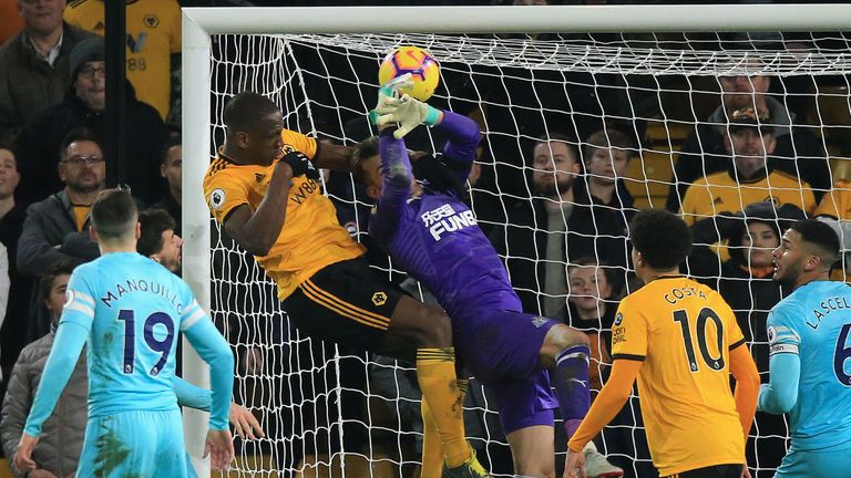 Willy Boly challenges Martin Dubravka to score Wolves' equaliser against Newcastle