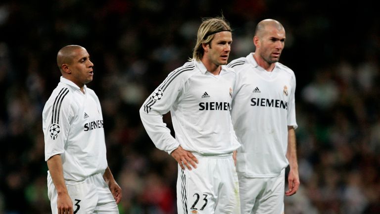 Robert Carlos, David Beckham and Zinedine Zidane of Madrid wait to take a freekick during the UEFA Champions League Round of 16, First Leg match between Real Madrid and Arsenal at the Santiago Bernabeu Stadium on February 21, 2006 in Madrid, Spain.