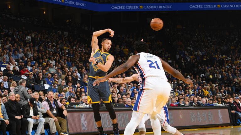 Steph Curry flips an overhead pass against Philadelphia