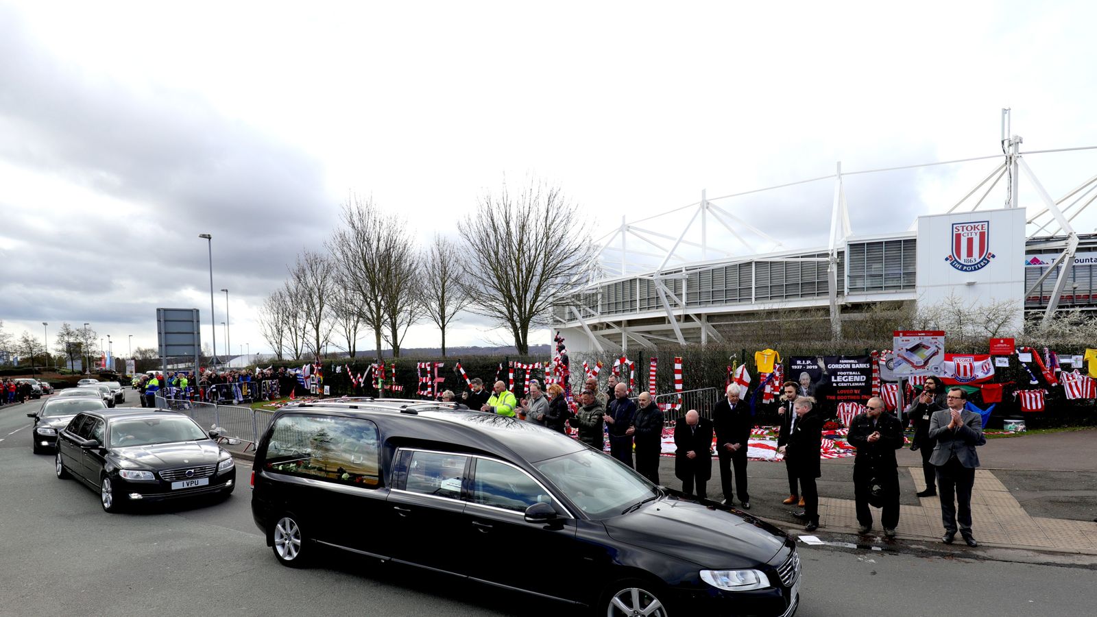 Gordon Banks' funeral takes place at Stoke Minster | Football News ...