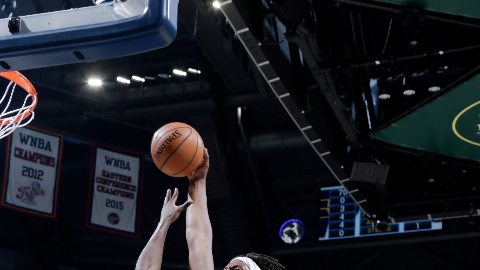 LeBron James delivers hammer dunk in Los Angeles Lakers loss to Phoenix